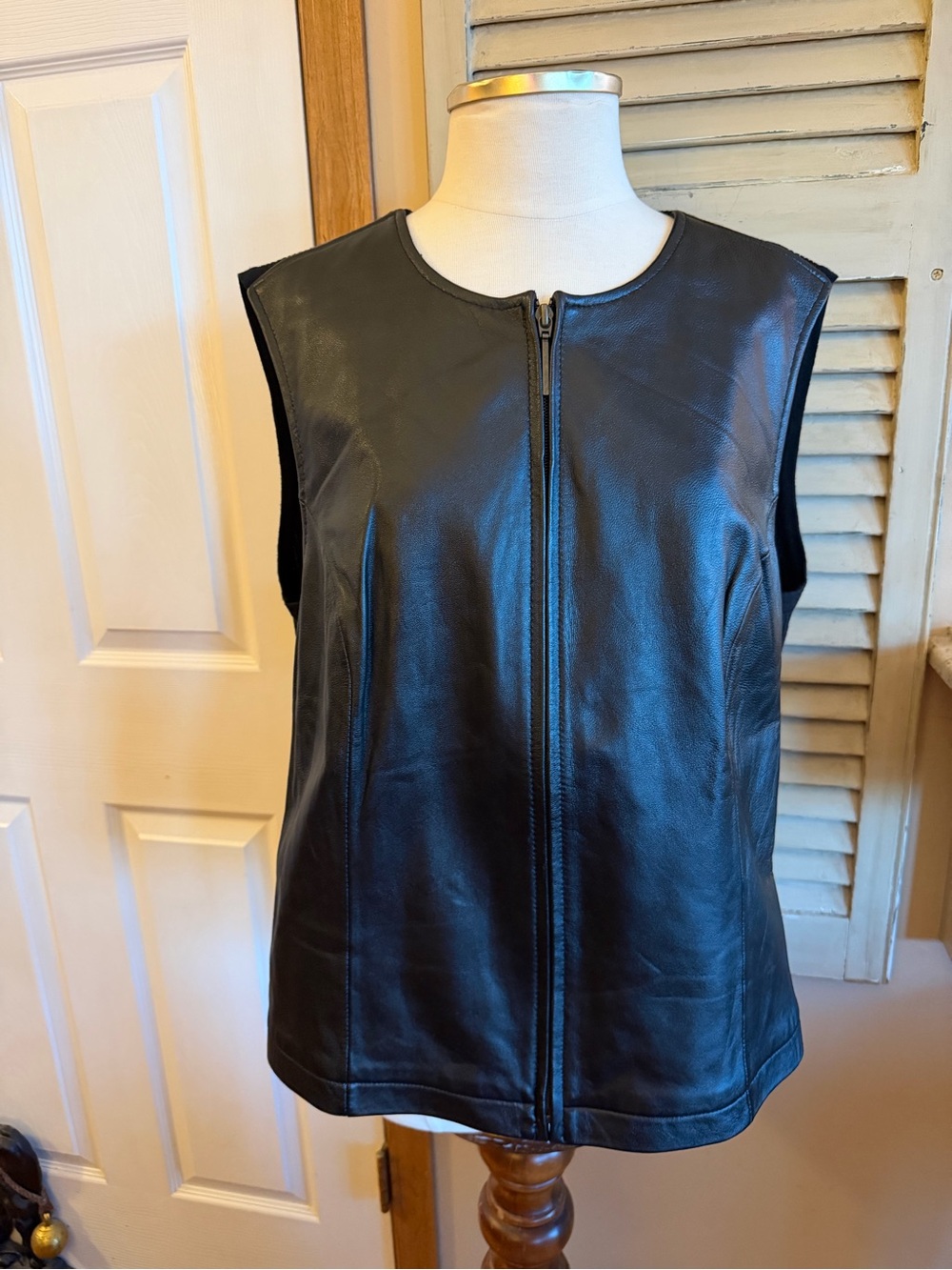 Beautiful Jaclyn Smith Black Leather Zip Front Vest